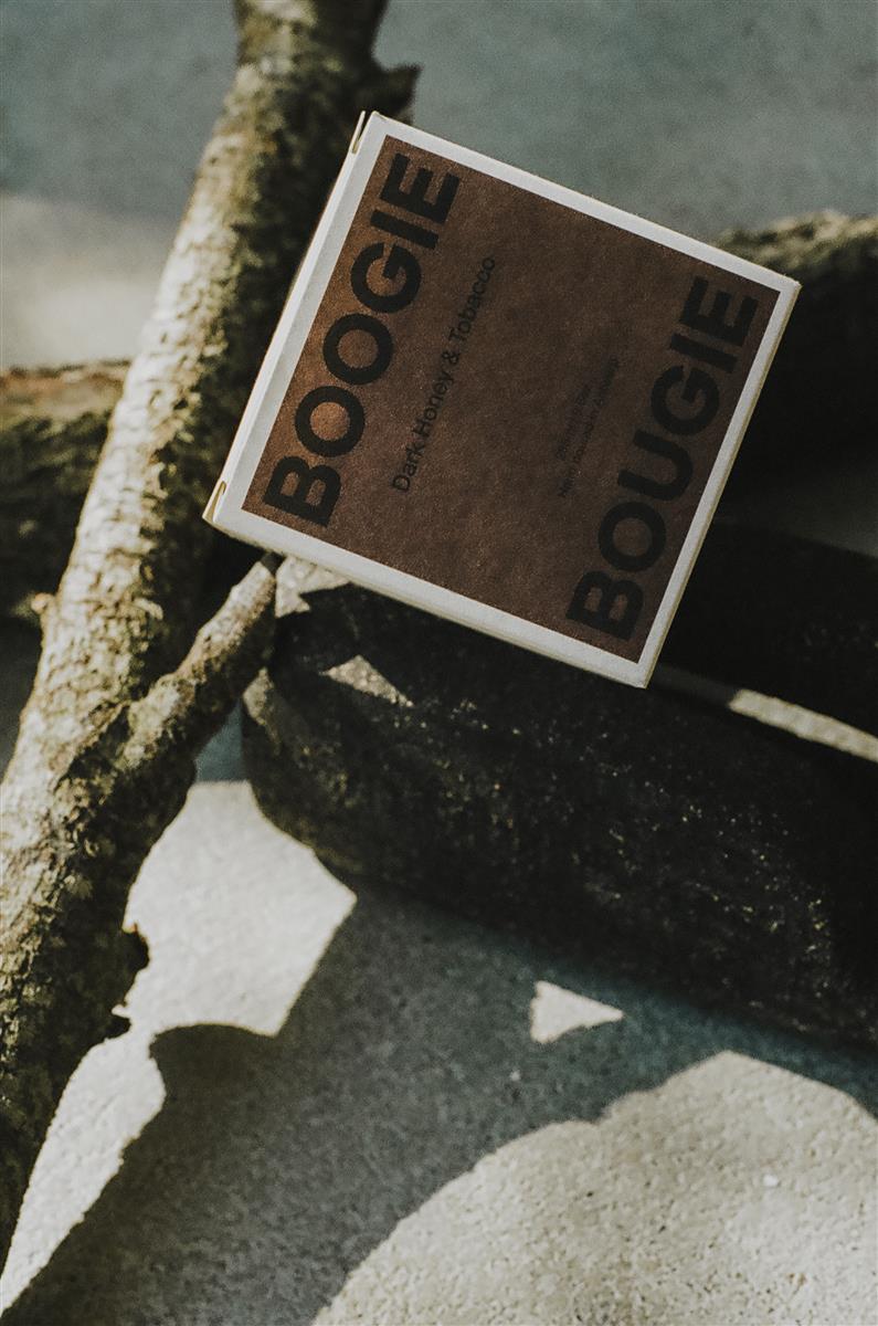 Boogie Bougie Duftkerze DARK HONEY & TOBACCO | Ø7,5x8cm 250g - Sir Henrys