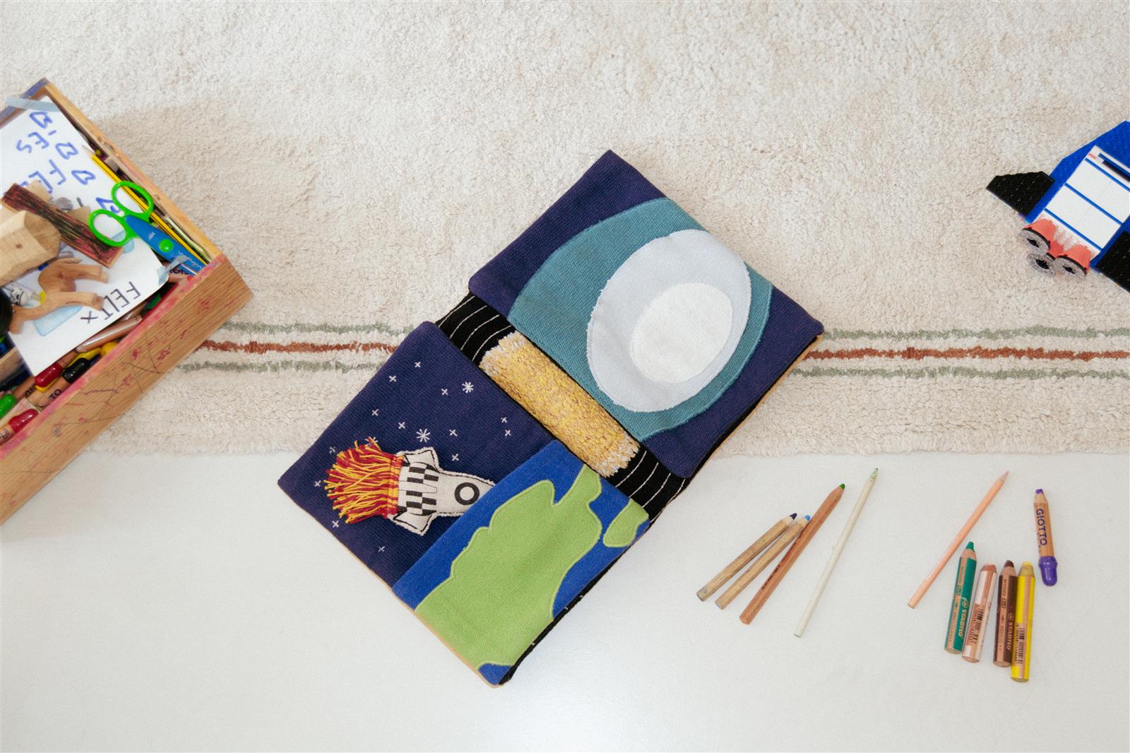 Lorena Canals Stoffbuch SENSORY BOOK SPACE | 22x28cm