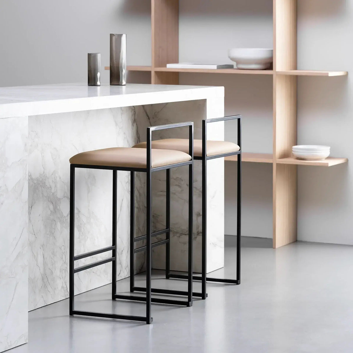 by Crea® Barhocker FREJA Schwarzer Rahmen Latte Lederkissen - Sir Henrys