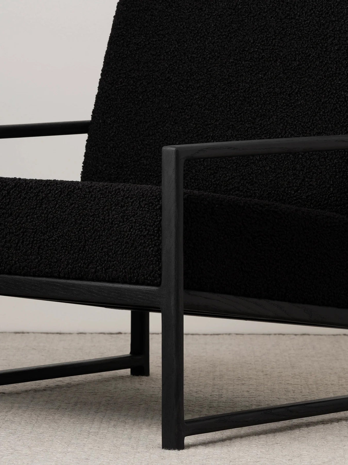 by Crea® Sessel EINAR Schwarzer Eichenrahmen Schwarzes Bouclé-Kissen - Sir Henrys