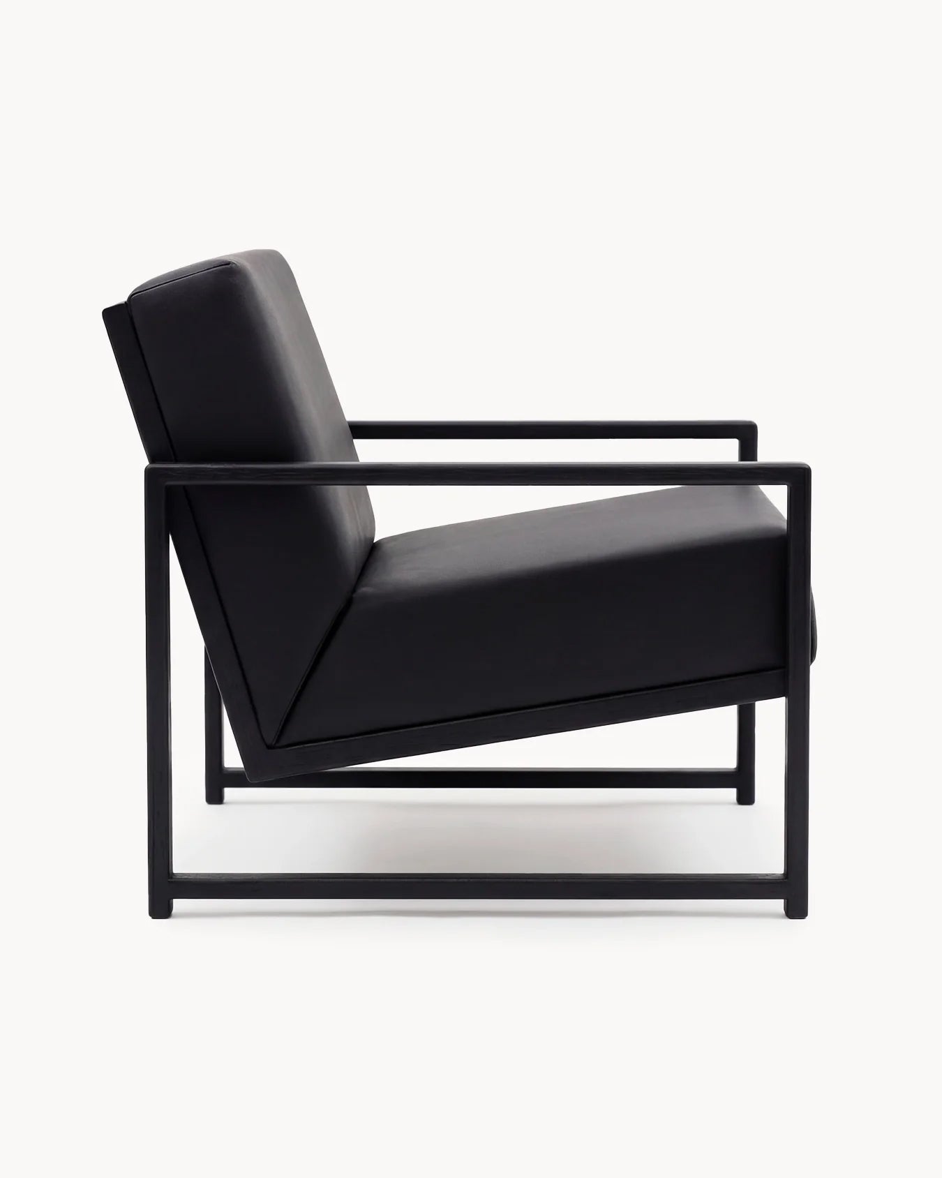 by Crea® Sessel EINAR Schwarzer Eichenrahmen Jade Schwarzes Lederkissen