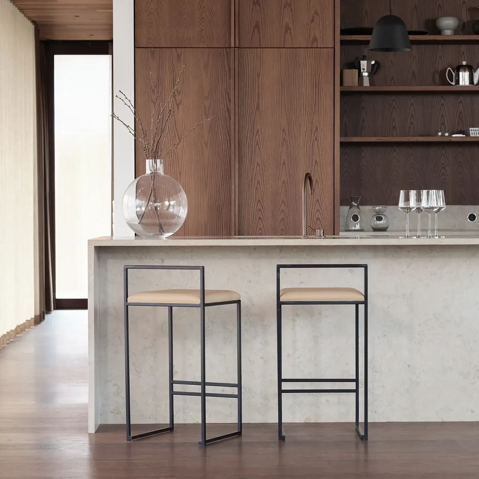 by Crea® Barhocker FREJA Schwarzer Rahmen Latte Lederkissen