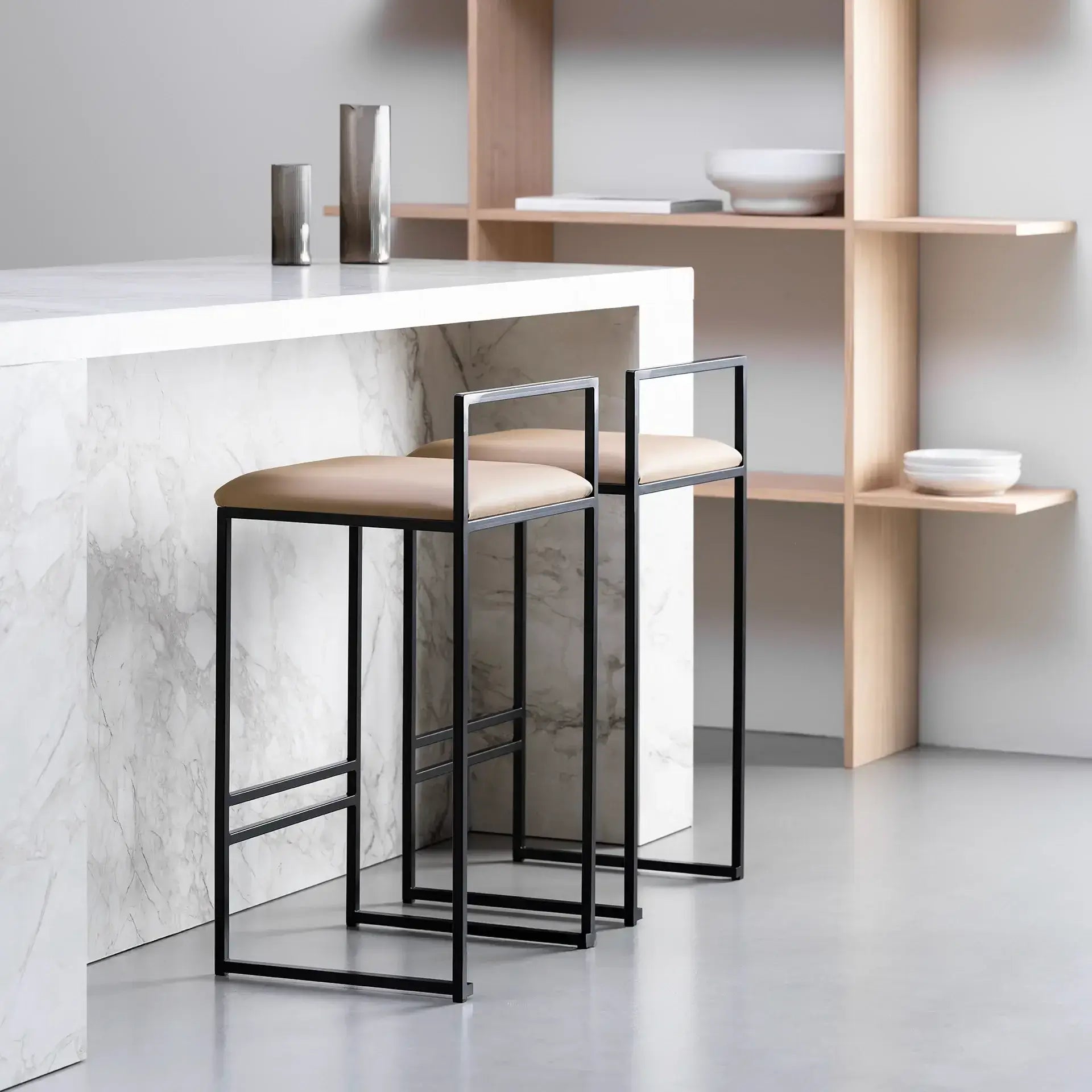 by Crea® Barhocker FREJA Schwarzer Rahmen Latte Lederkissen