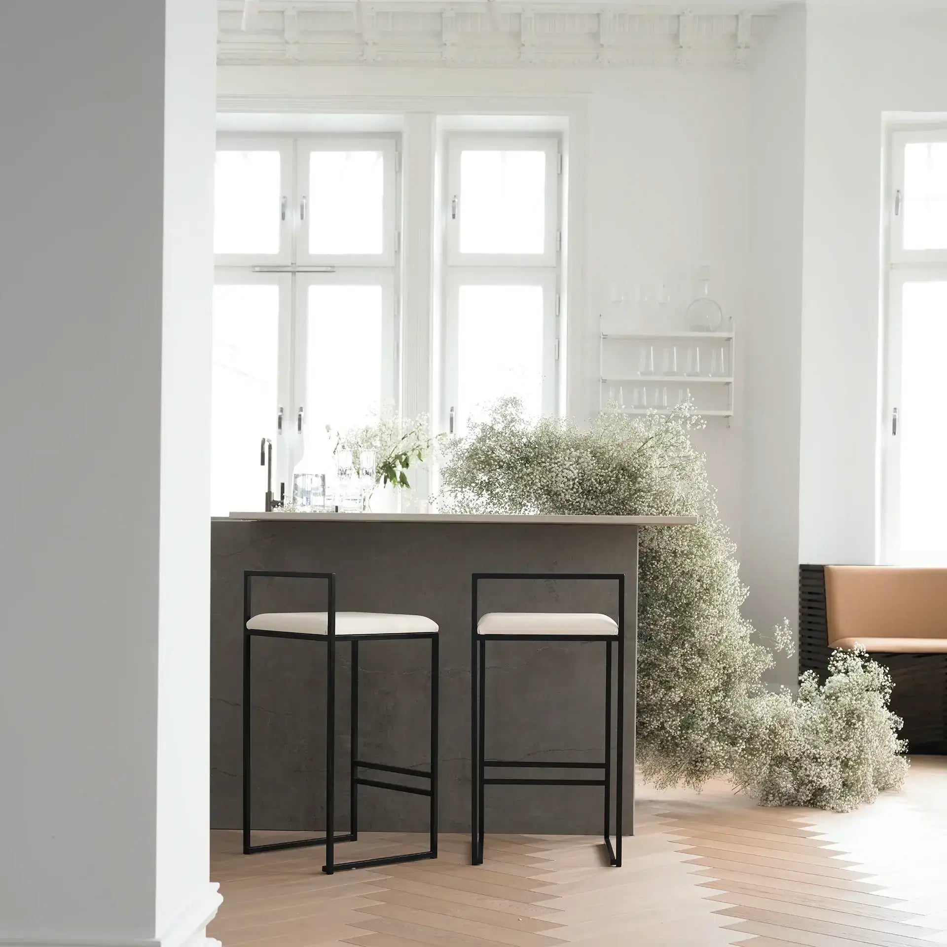 by Crea® Barhocker FREJA Schwarzer Rahmen Elfenbeinlederkissen
