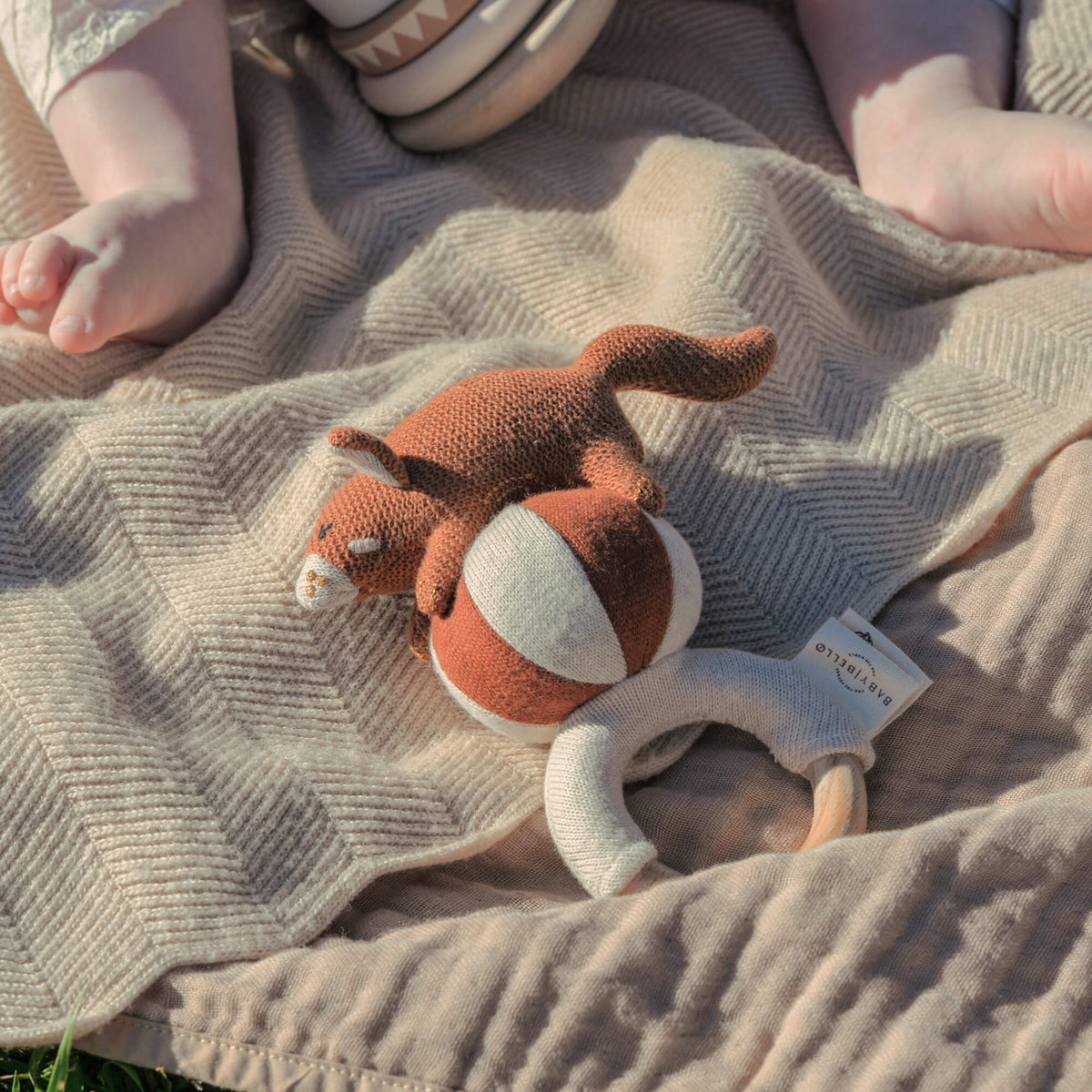 Baby Bello Rassel FREY THE RED FOX - CINNAMON CIRCUS BALL braun