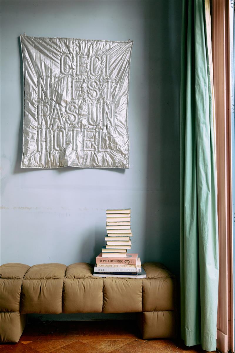 HKliving Bild WALL ART 'Ceci n'est pas un hôtel' silber | 100x120x5cm - Sir Henrys