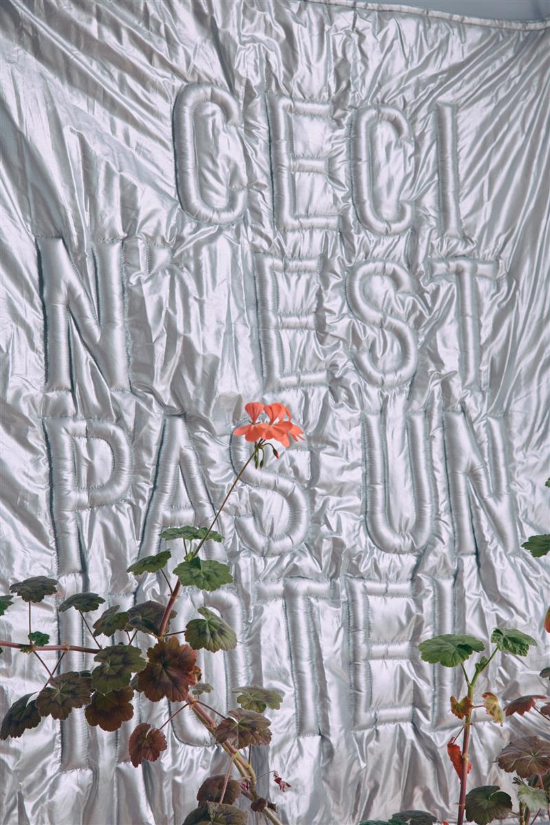 HKliving Bild WALL ART 'Ceci n'est pas un hôtel' silber | 100x120x5cm - Sir Henrys
