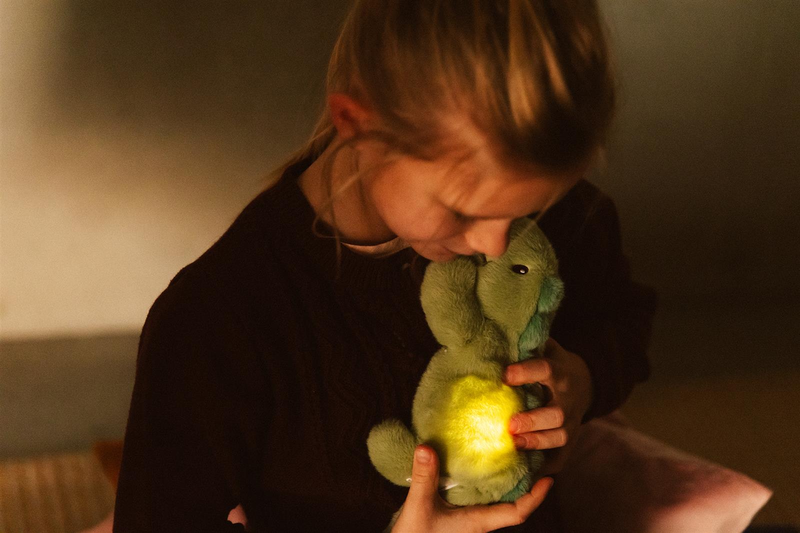 AP Junior Nachtlicht & Kuscheltier DINO JEROOM grün | 26x15x11cm