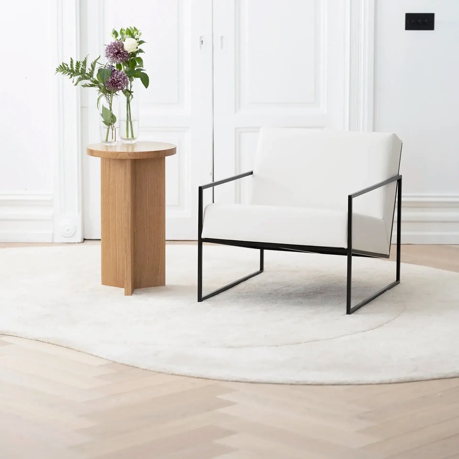 by Crea® Sessel KENT Schwarzer Rahmen Elfenbeinlederkissen