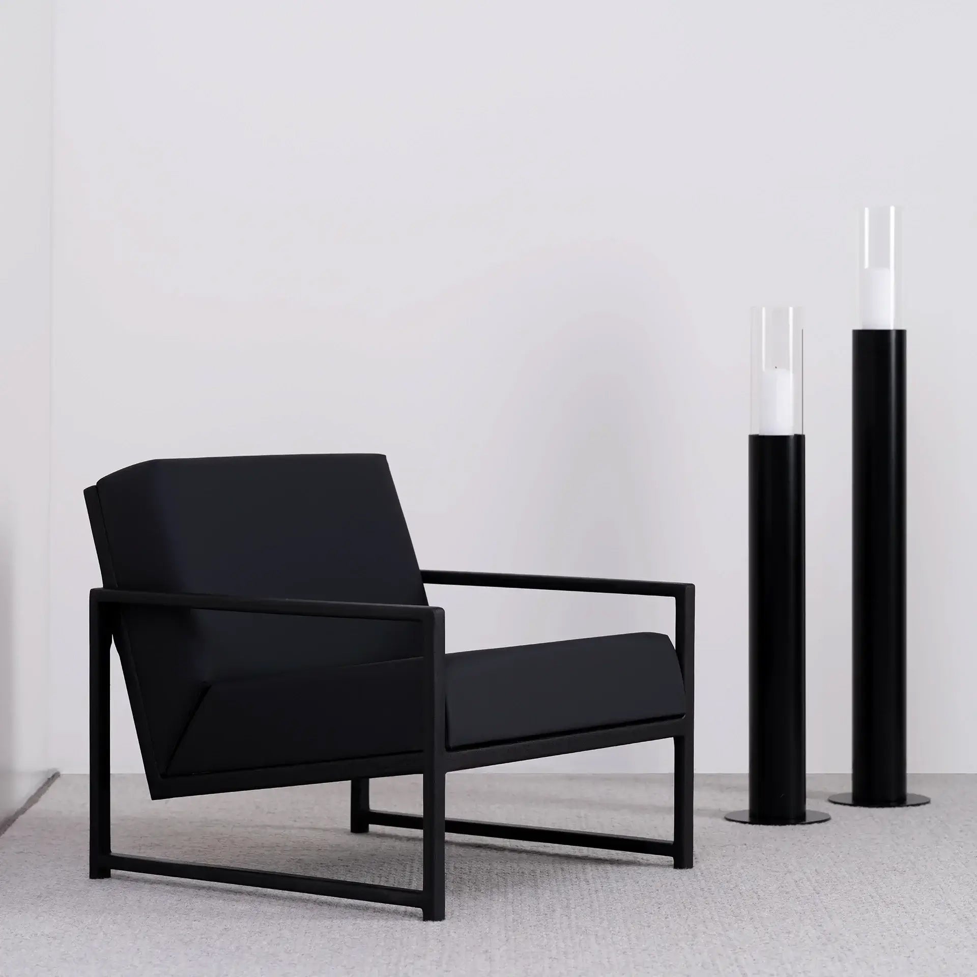 by Crea® Sessel EINAR Schwarzer Eichenrahmen Jade Schwarzes Lederkissen