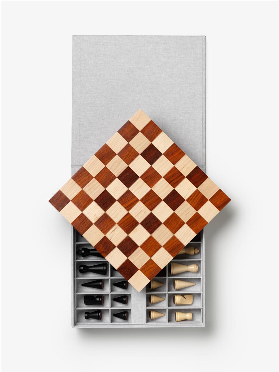 PRINTWORKS Brettspiel WOOD CHESS - THE MODERNIST hellgrau | 30x30,5x6,5cm