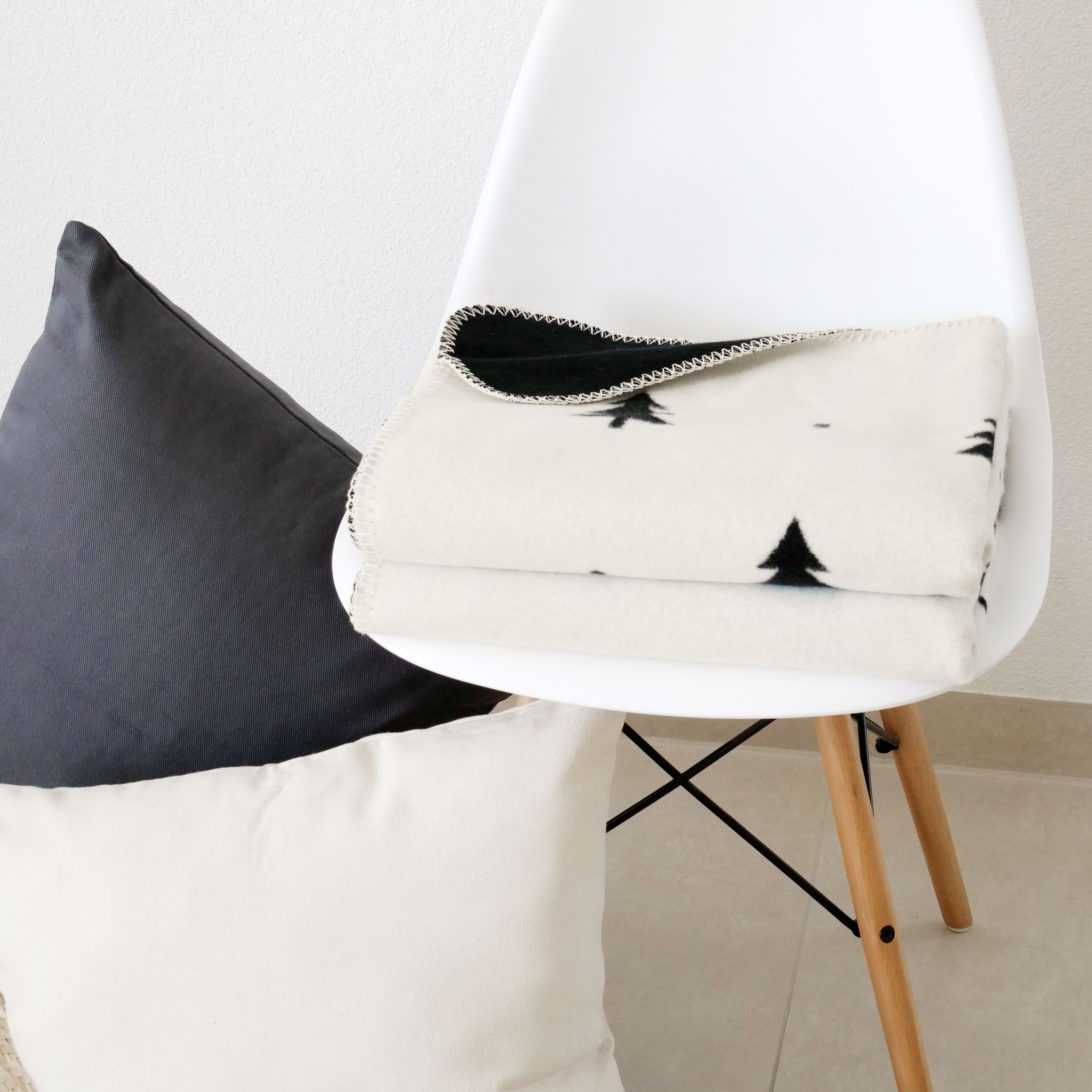 RIEMA Kuscheldecke SMILLA Tannenbäume schwarz creme | 150x200cm