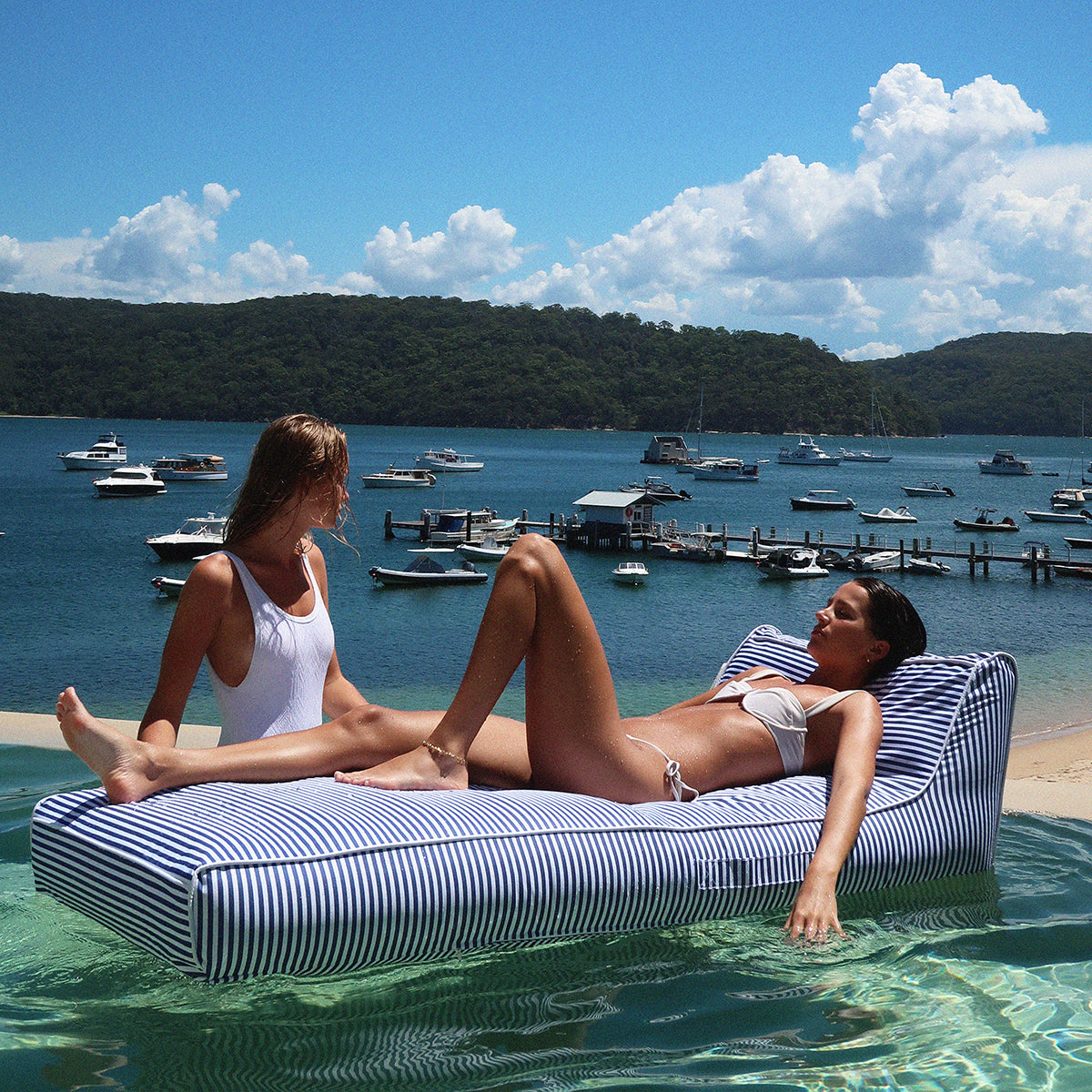 Sunnylife Pool & Outdoor Liege LE WEEKEND blau weiß gestreift | 180cm