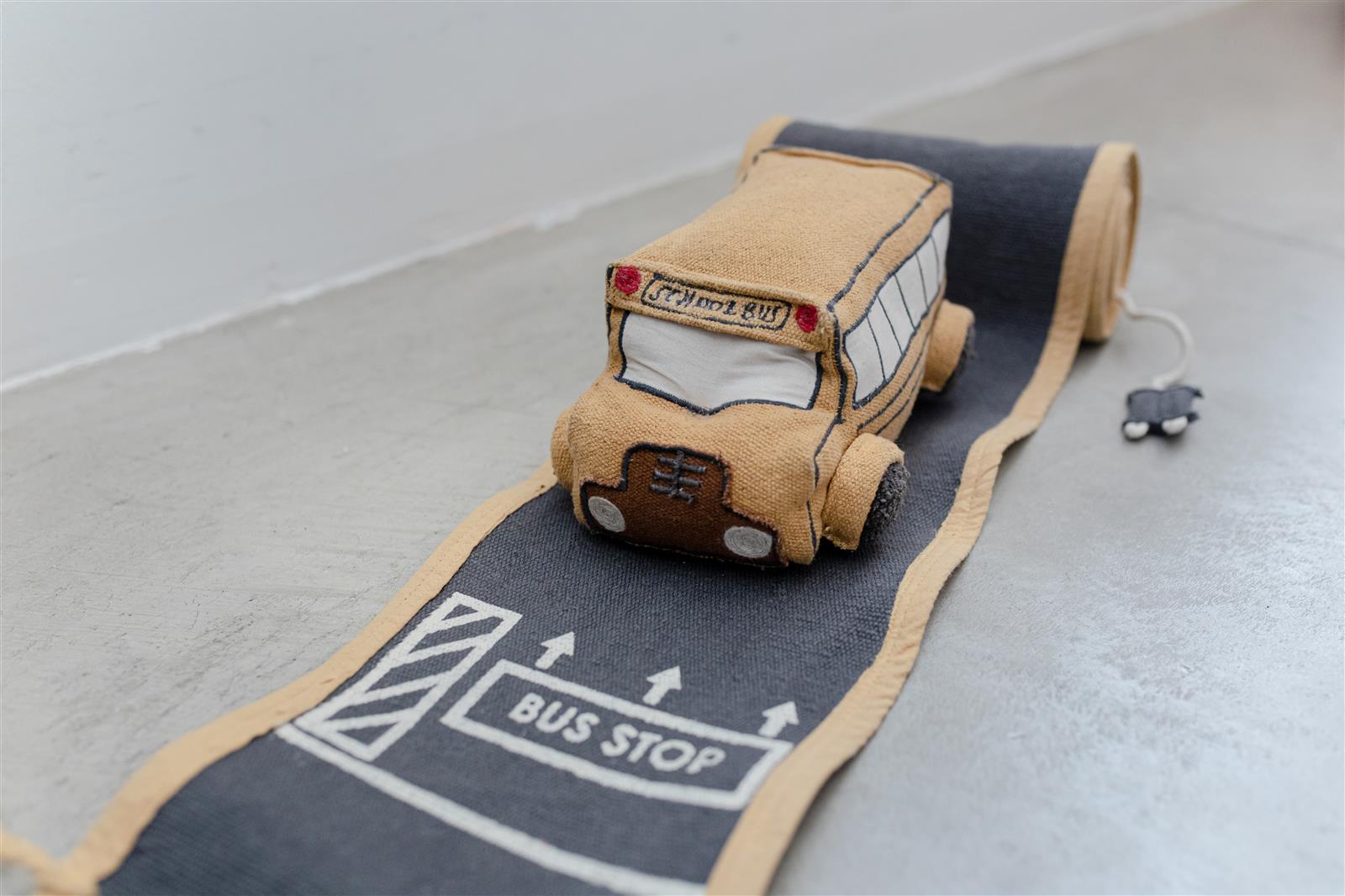 Lorena Canals Spielzeug Ride & Roll SCHOOL BUS | 24x24cm