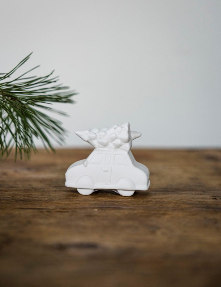 Storefactory Weihnachtsauto mit Tannenbaum HJULSTAD weiß | 8x4x6 cm - Sir Henrys