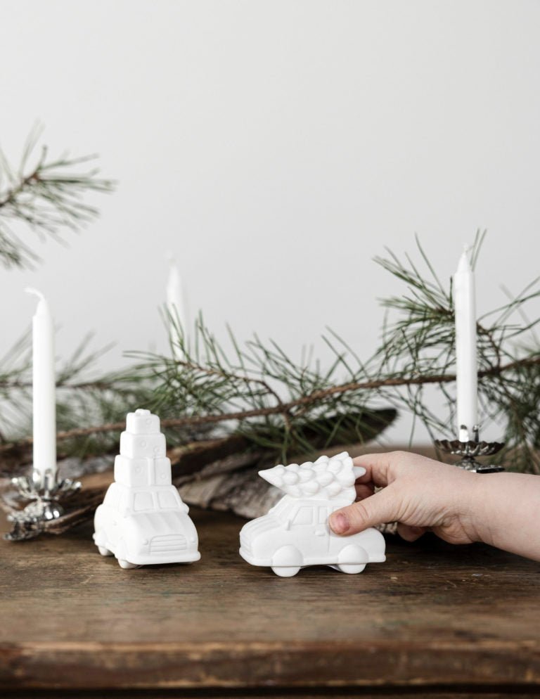 Storefactory Weihnachtsauto mit Tannenbaum HJULSTAD weiß | 8x4x6 cm - Sir Henrys
