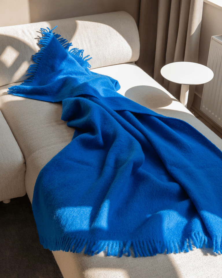 Suite702 Decke CLOUD Mohair royalblau | 130x180cm - Sir Henrys
