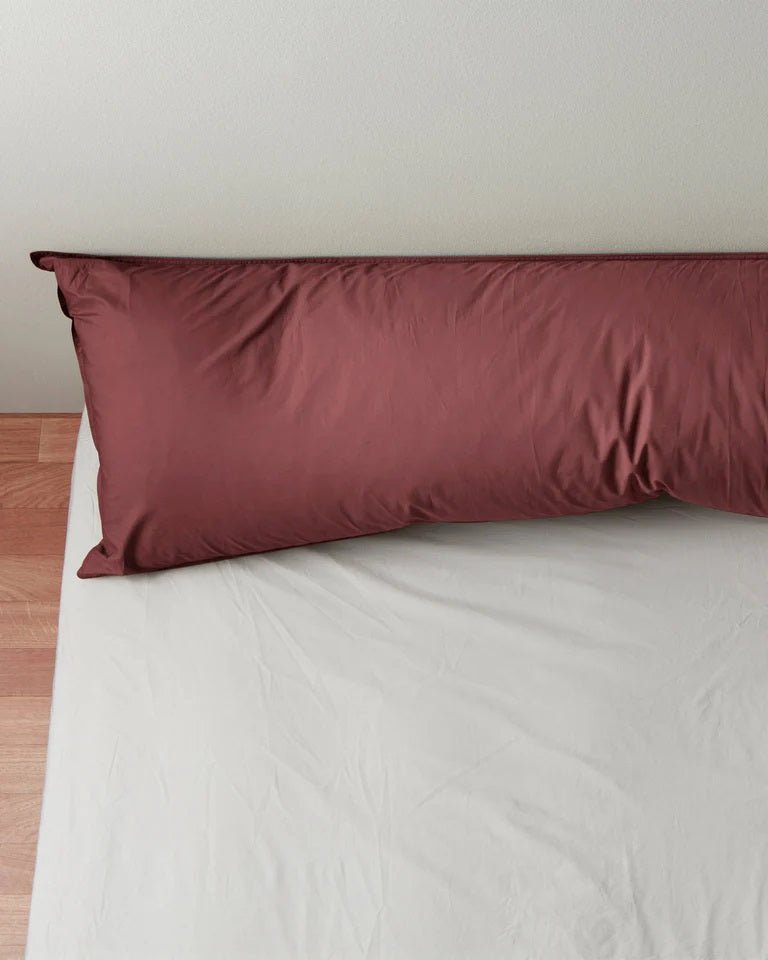 Suite702 Kissenbezug BEDMATE 140 BRIQUE RED rot | 50x140cm - Sir Henrys