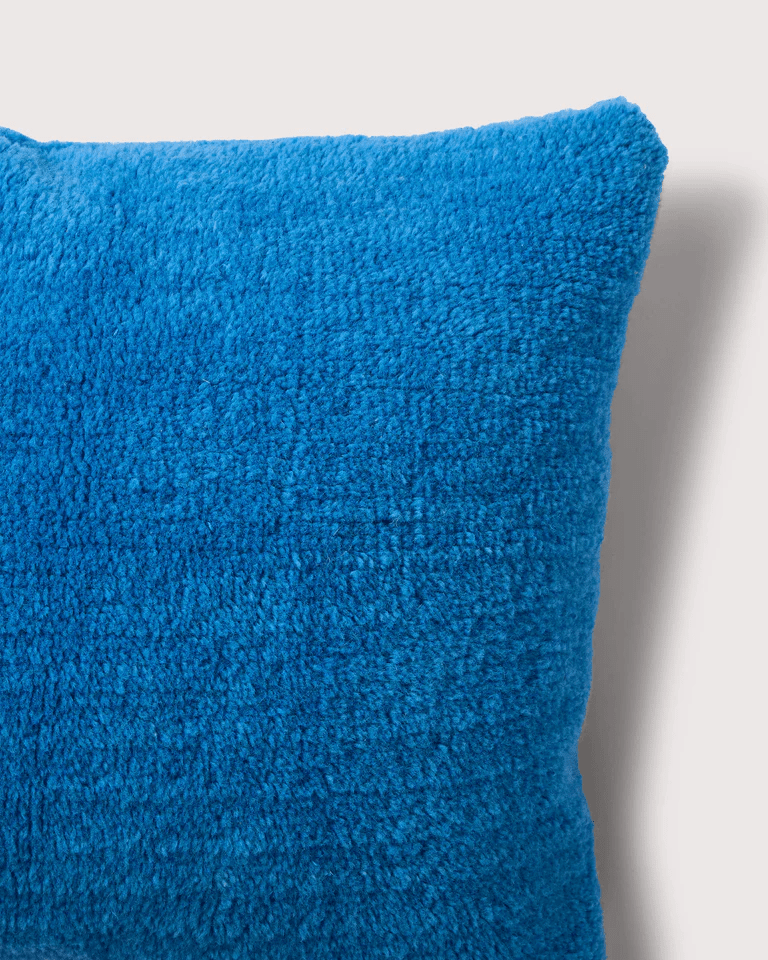 Suite702 Kissenhülle BEDMATE 160 Furry BRILLIANT BLUE blau | 50x160cm - Sir Henrys