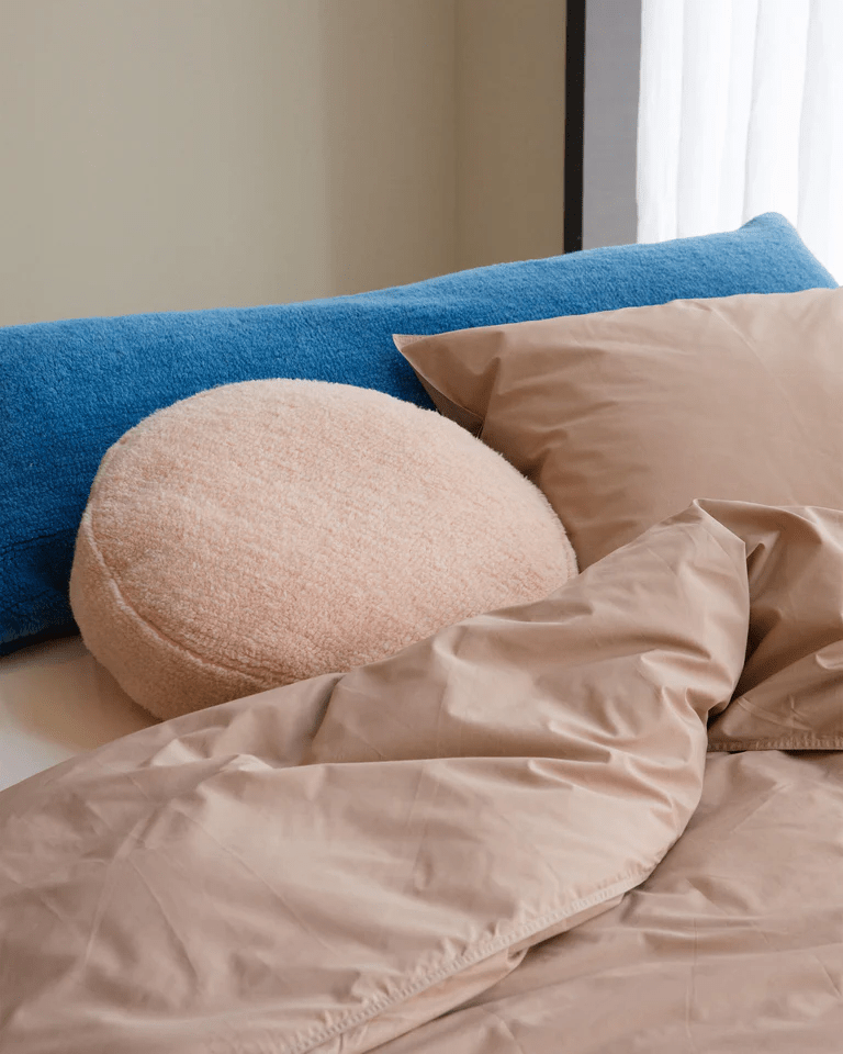 Suite702 Kissenhülle BEDMATE 180 Furry BRILLIANT BLUE blau | 50x180cm - Sir Henrys