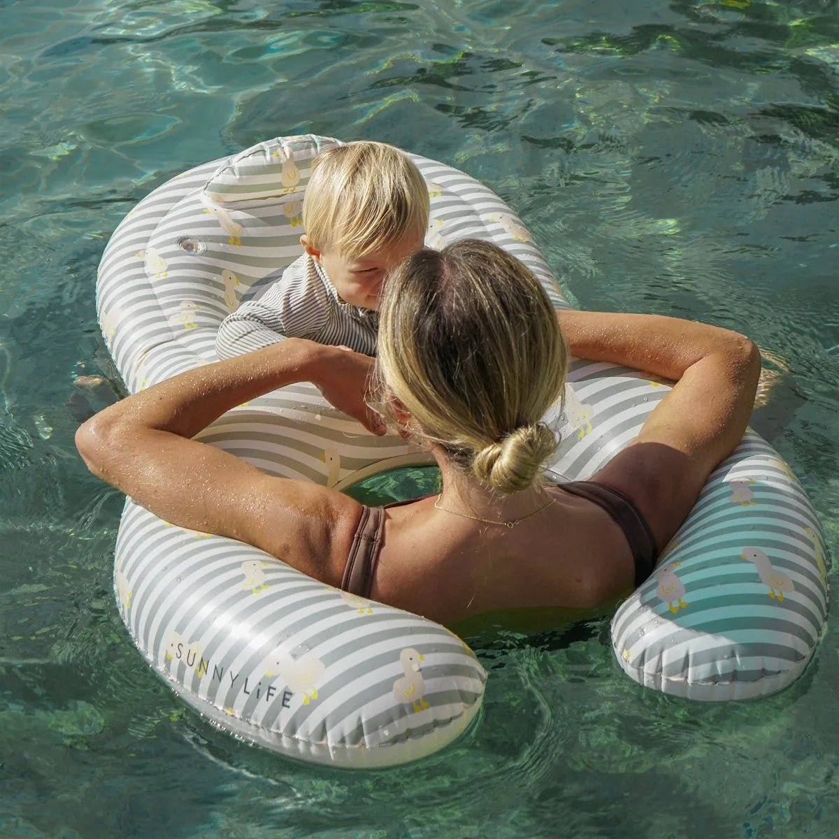 Sunnylife Schwimmring Baby FLOAT TOGETHER ENTE salbei gestreift | 110cm - Sir Henrys