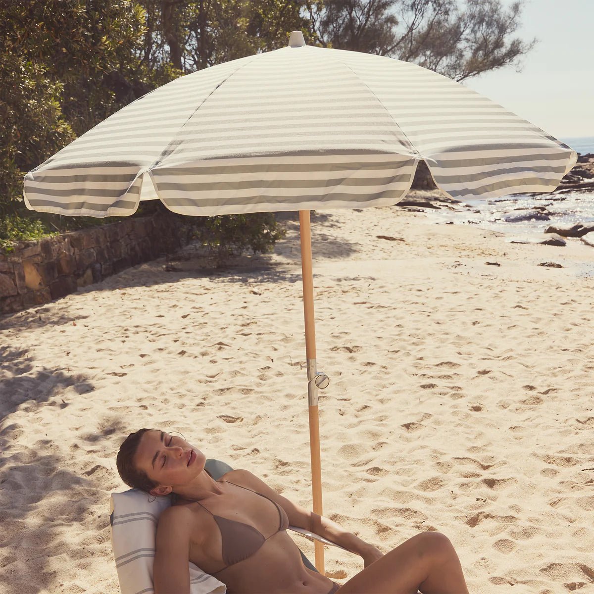 Sunnylife Sonnenschirm LUXE SEAGRASS salbei creme gestreift | Ø 55cm - Sir Henrys