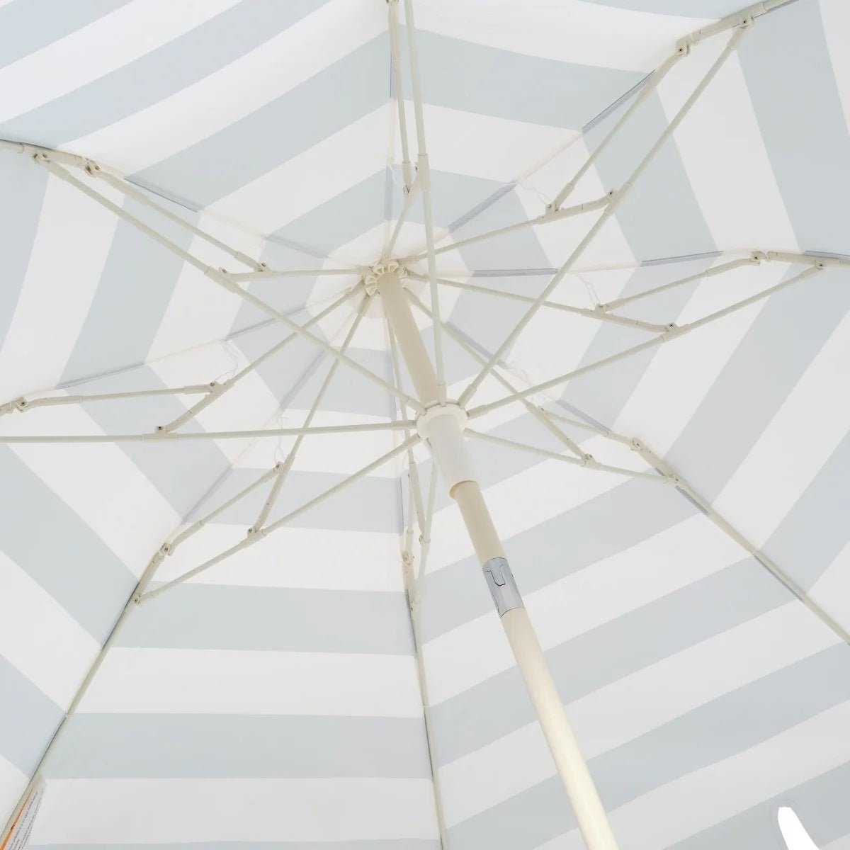 Sunnylife Sonnenschirm Strandschirm LA PALMA salbei creme gestreift | Ø 170x200cm - Sir Henrys