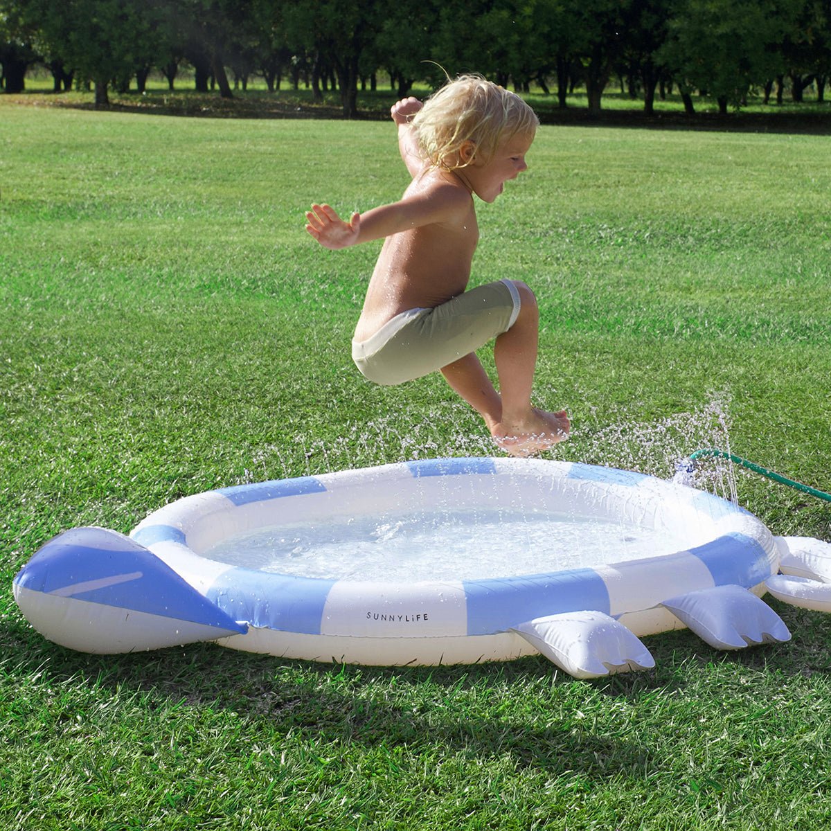 Sunnylife Wasserprinkler Matte INTO THE WILD blau | 158cm - Sir Henrys