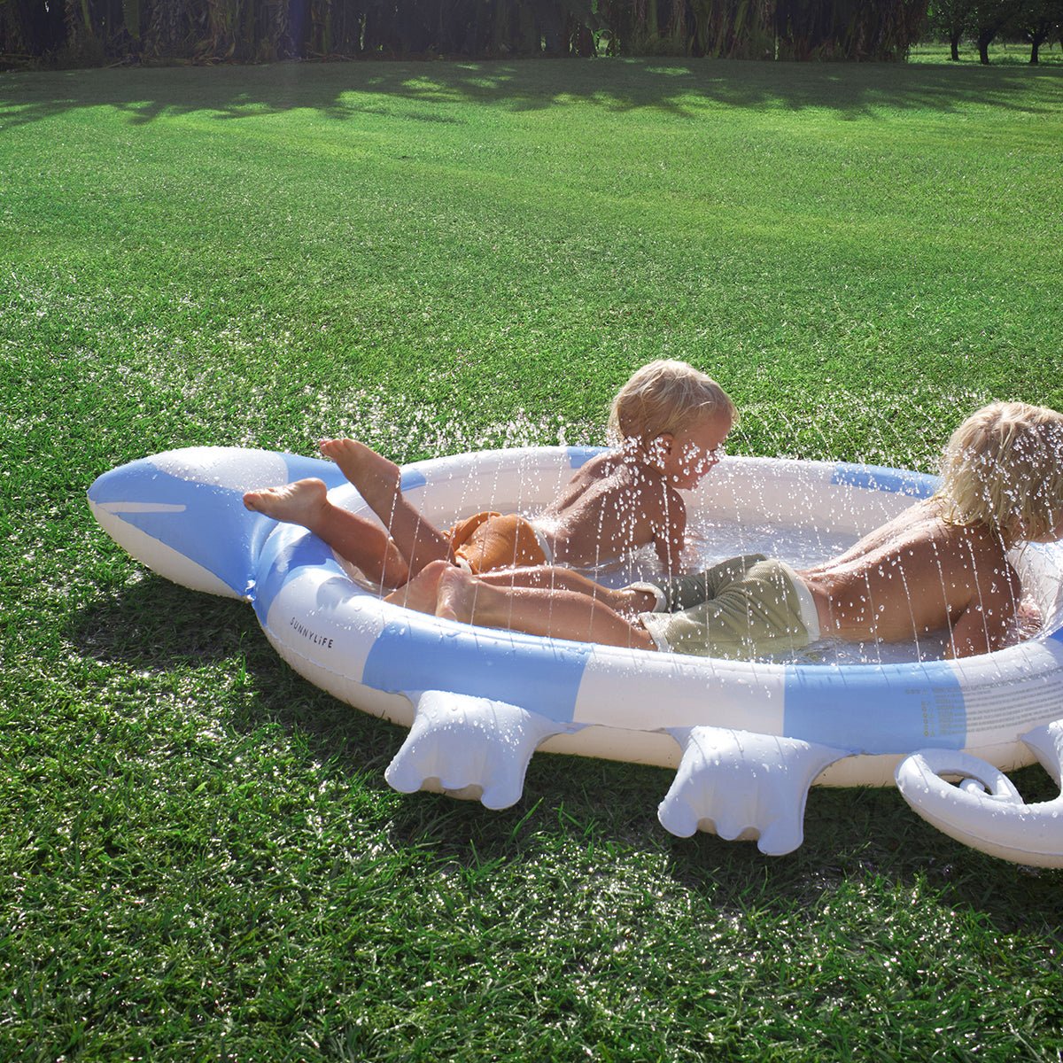 Sunnylife Wasserprinkler Matte INTO THE WILD blau | 158cm - Sir Henrys