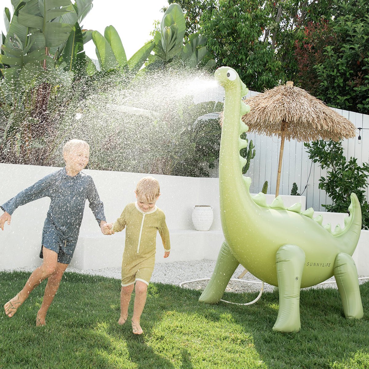 Sunnylife Wassersprinkler DINO - INTO THE WILD khaki | 200cm - Sir Henrys