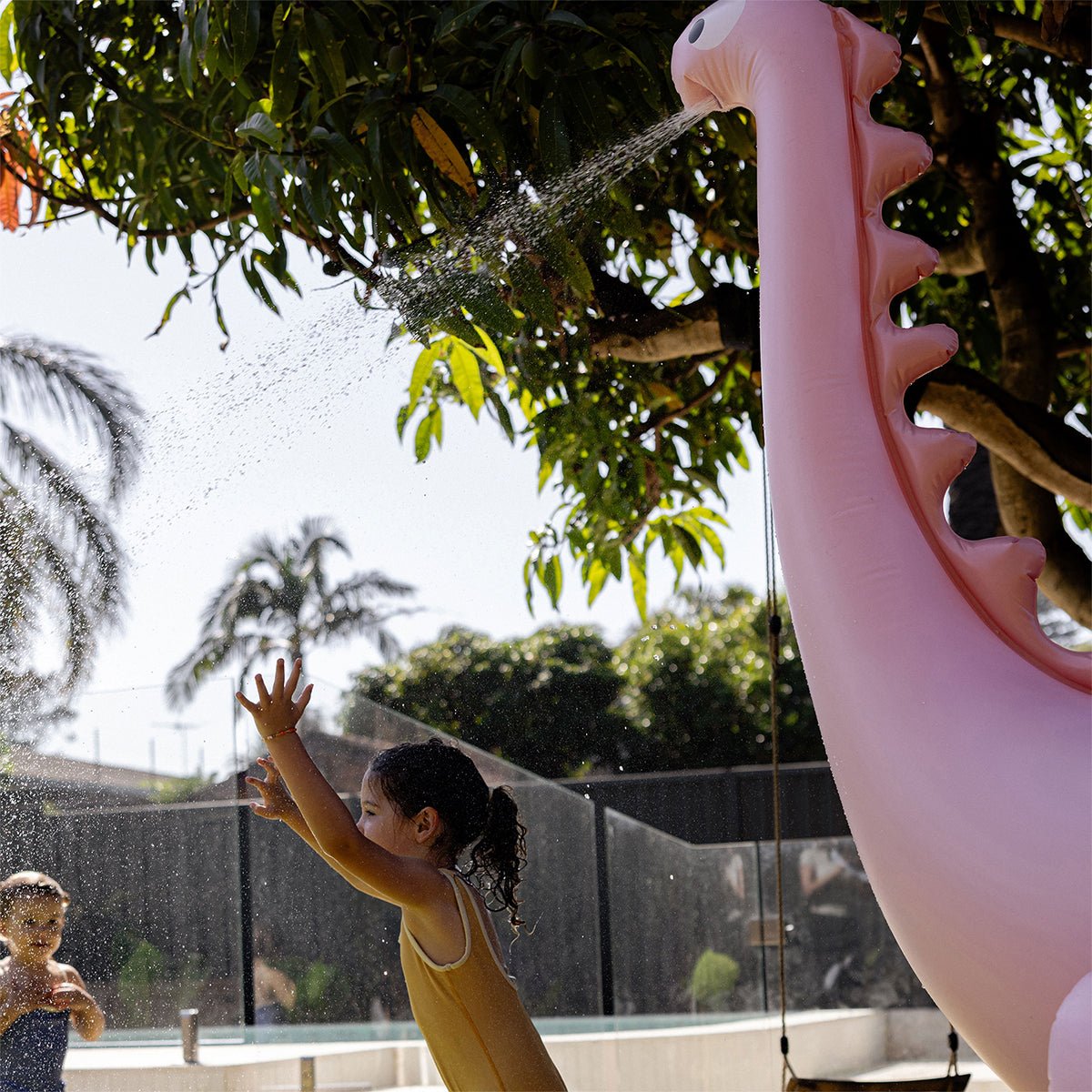 Sunnylife Wassersprinkler DINO - INTO THE WILD pink | 200cm - Sir Henrys