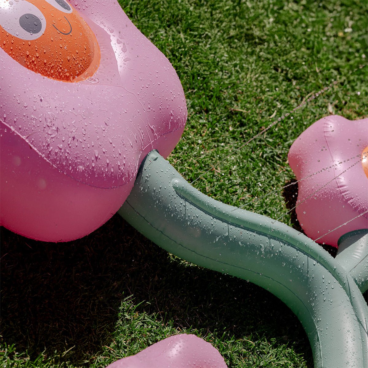 Sunnylife Wassersprinkler POPPY THE PEACH bunt | 225cm - Sir Henrys