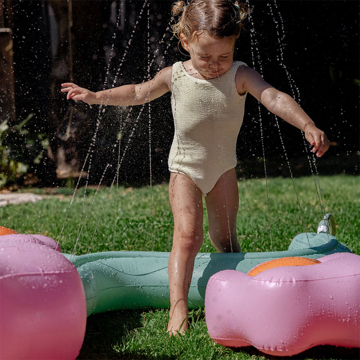 Sunnylife Wassersprinkler POPPY THE PEACH bunt | 225cm - Sir Henrys