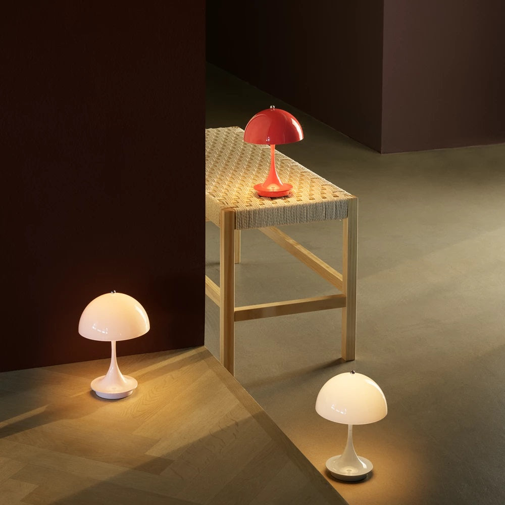 Louis Poulsen Tischleuchte PANTHELLA 160 PORTABLE V3 opal pale rose | Ø16x23,8cm