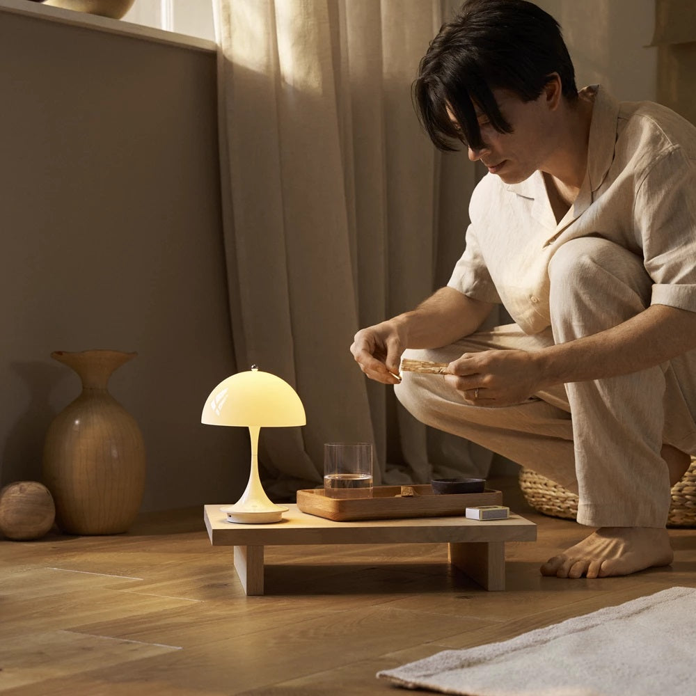 Louis Poulsen Tischleuchte PANTHELLA 160 PORTABLE V3 opal beige | Ø16x23,8cm