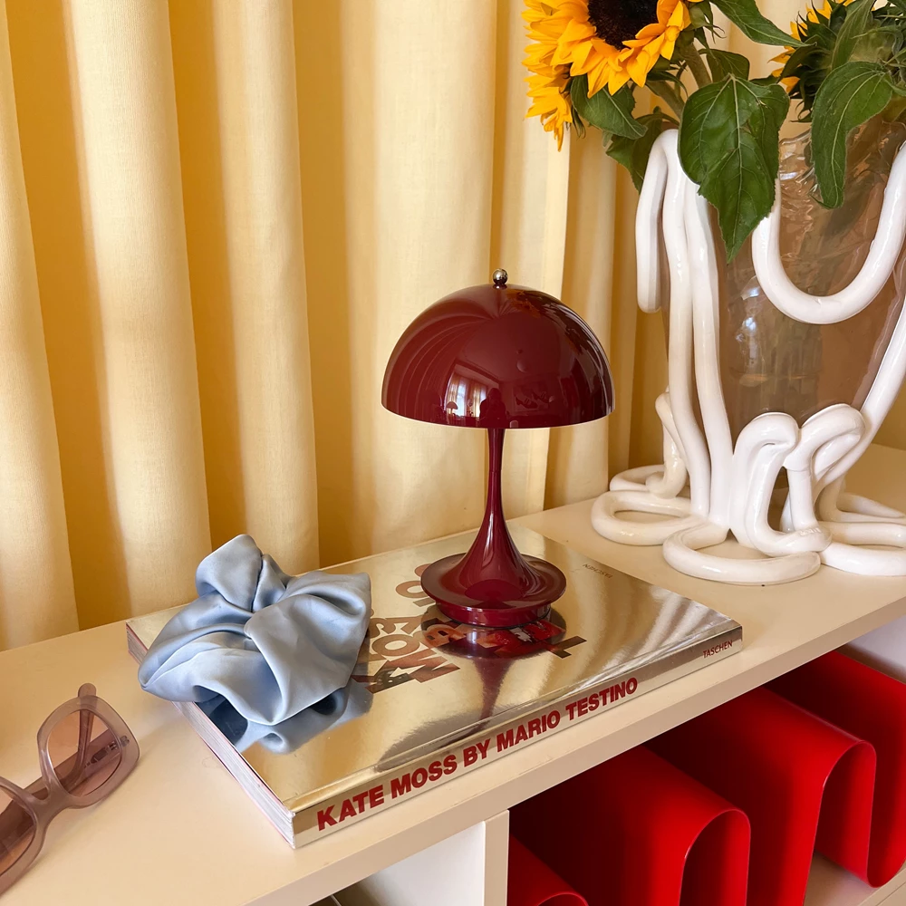 Louis Poulsen Tischleuchte PANTHELLA 160 PORTABLE V3 opaque burgundy  | Ø16x23,8cm