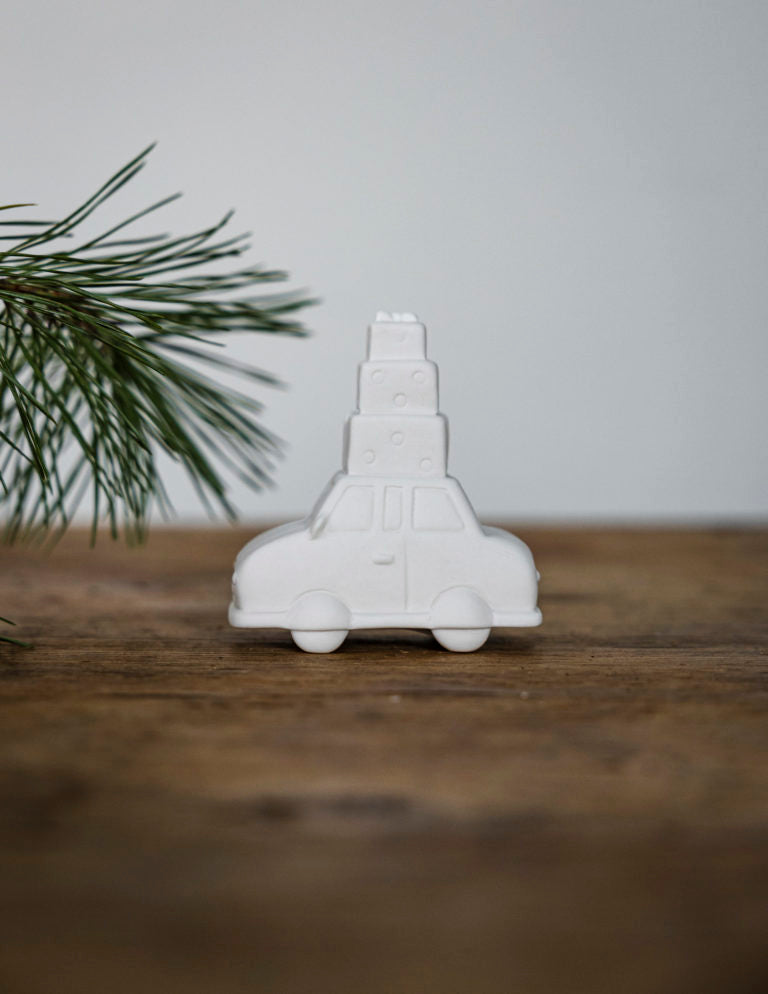 Storefactory Weihnachtsauto mit Geschenken HJULSTAD weiß | 8x4x8 cm