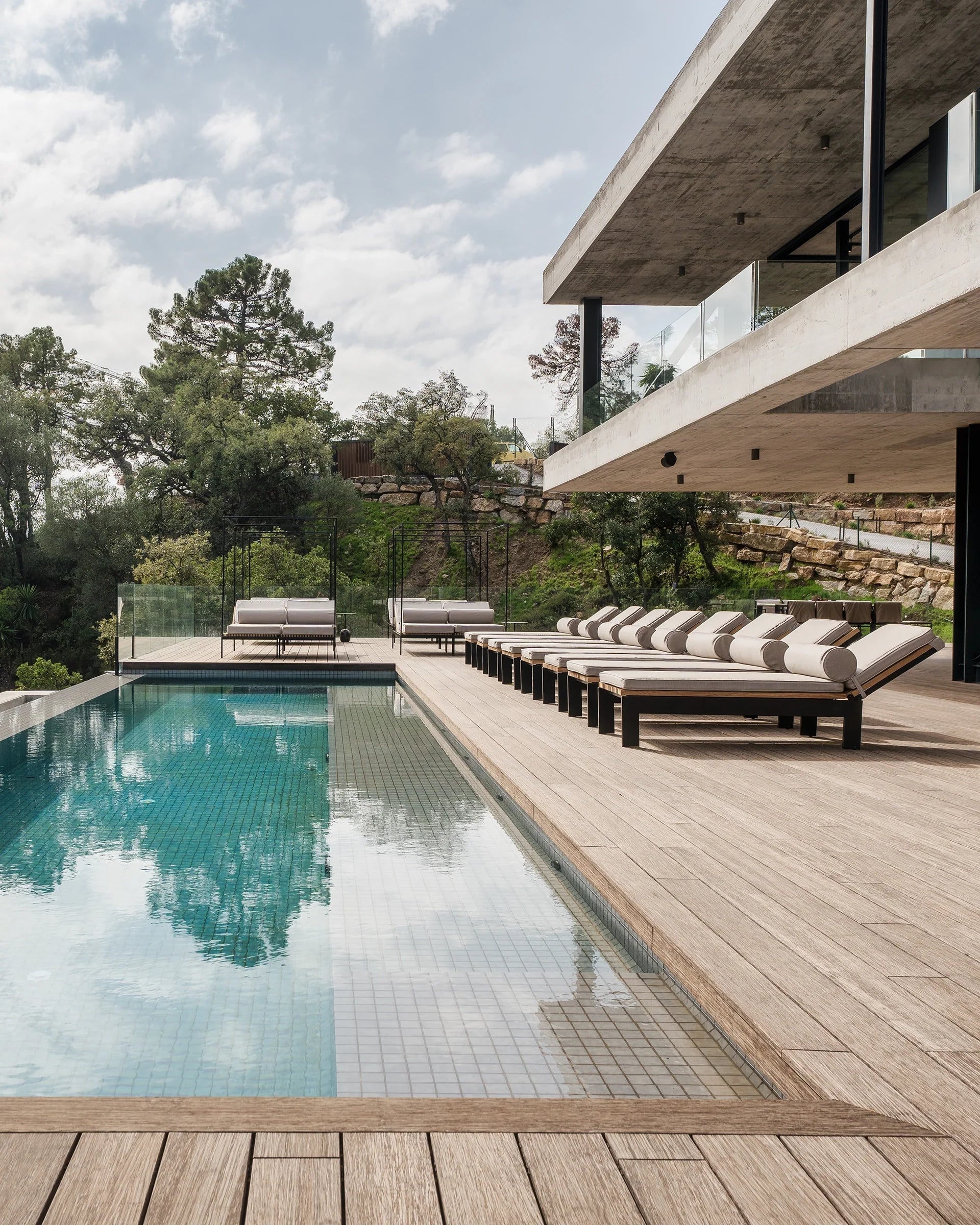 by Crea® Doppel-Sonnenliege BAZO Schwarzes Gestell & Teak