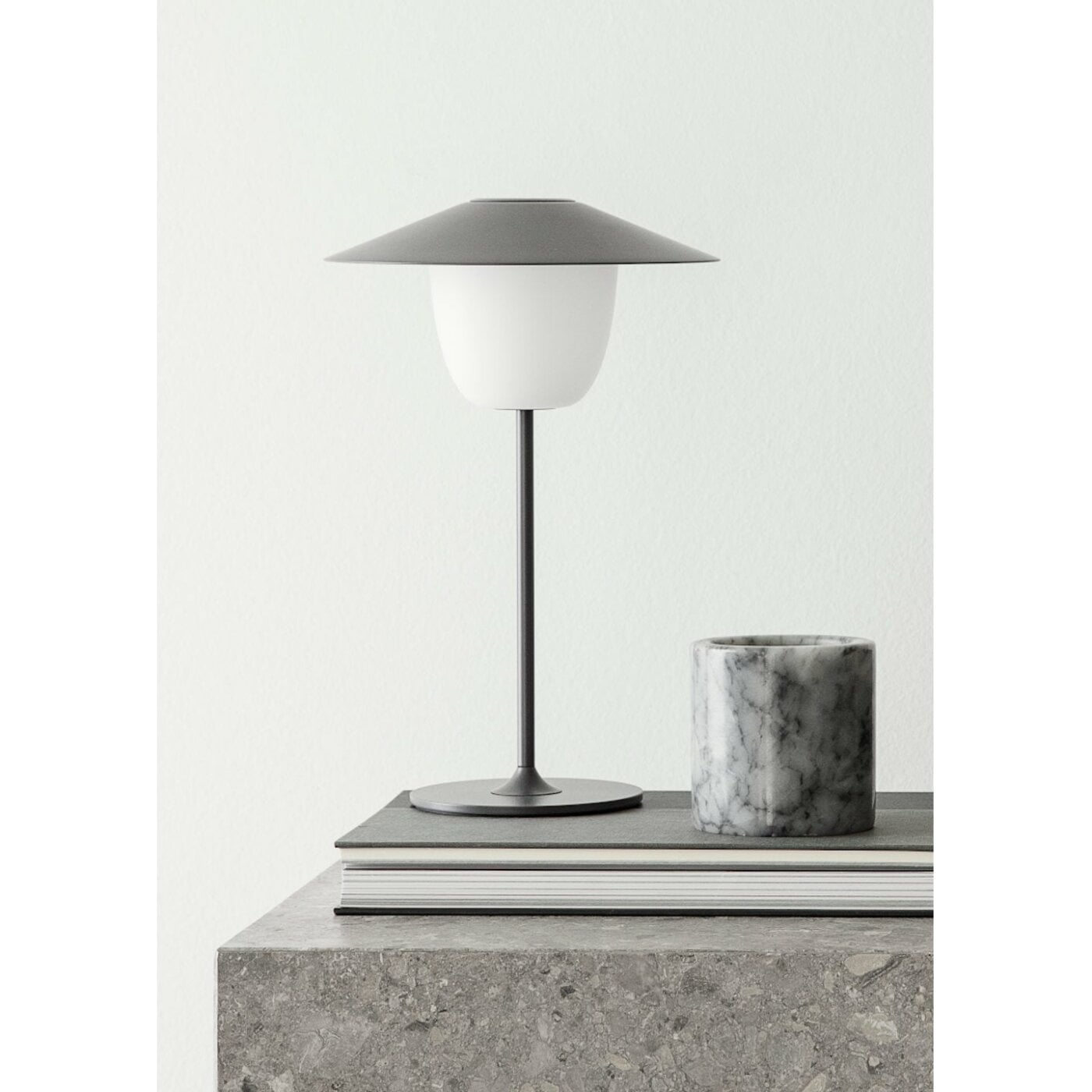 Blomus Duftkerze FRABLE sharkskin grau | Ø 10x11cm - Sir Henrys