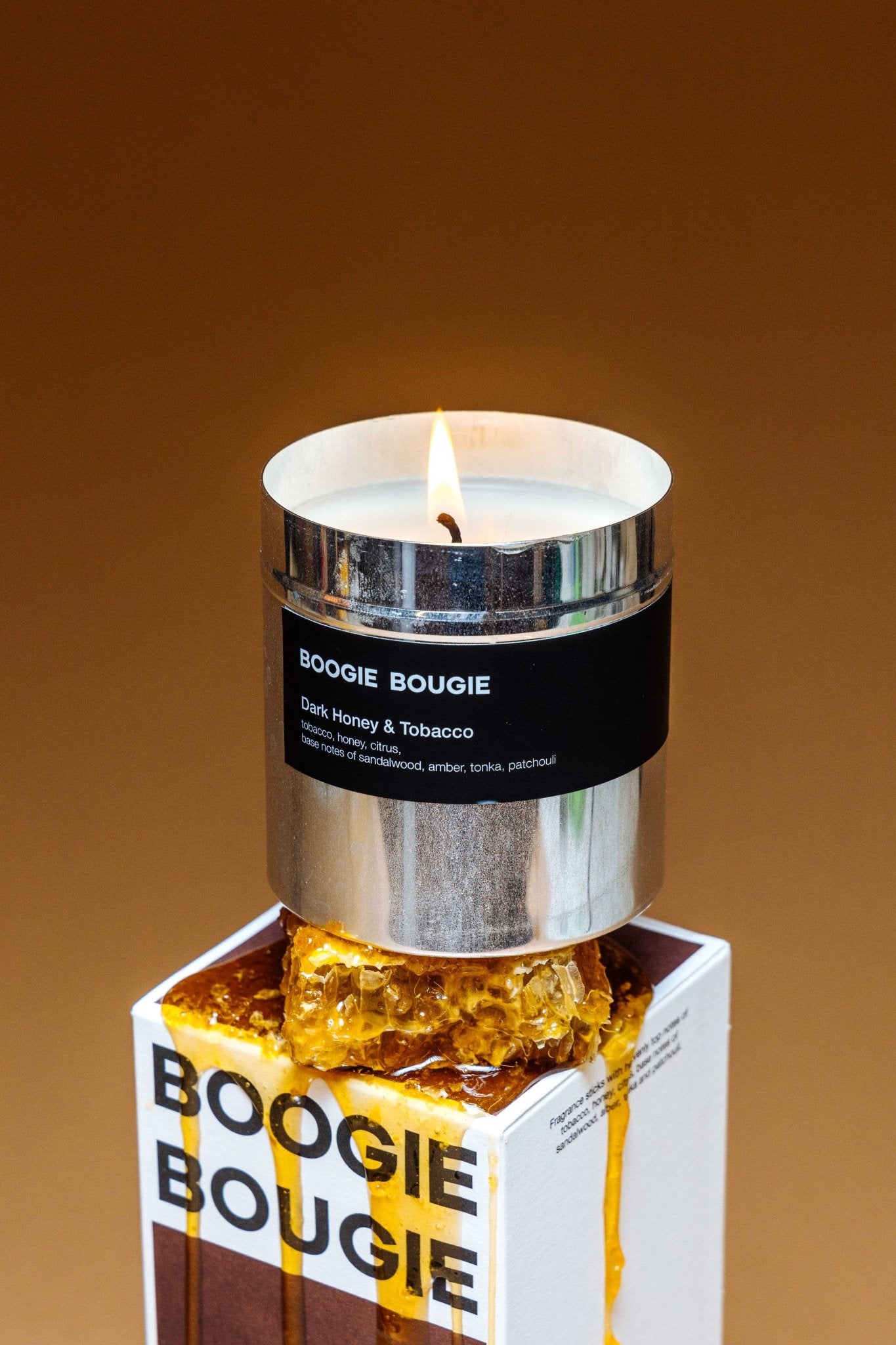 Boogie Bougie Duftkerze DARK HONEY & TOBACCO | Ø7,5x8cm 250g - Sir Henrys
