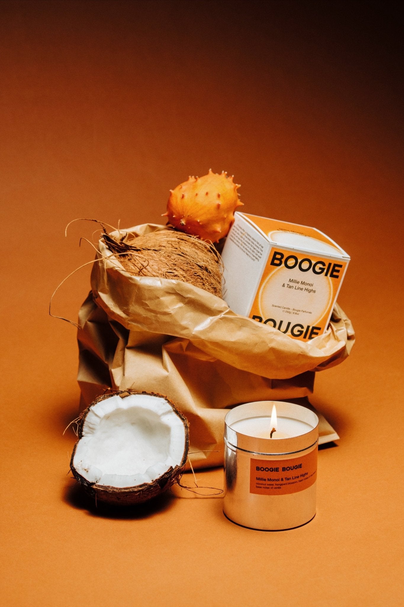 Boogie Bougie Duftkerze MILLIE MONOI & TAN LINE HIGHS | Ø7,5x8cm 250g - Sir Henrys