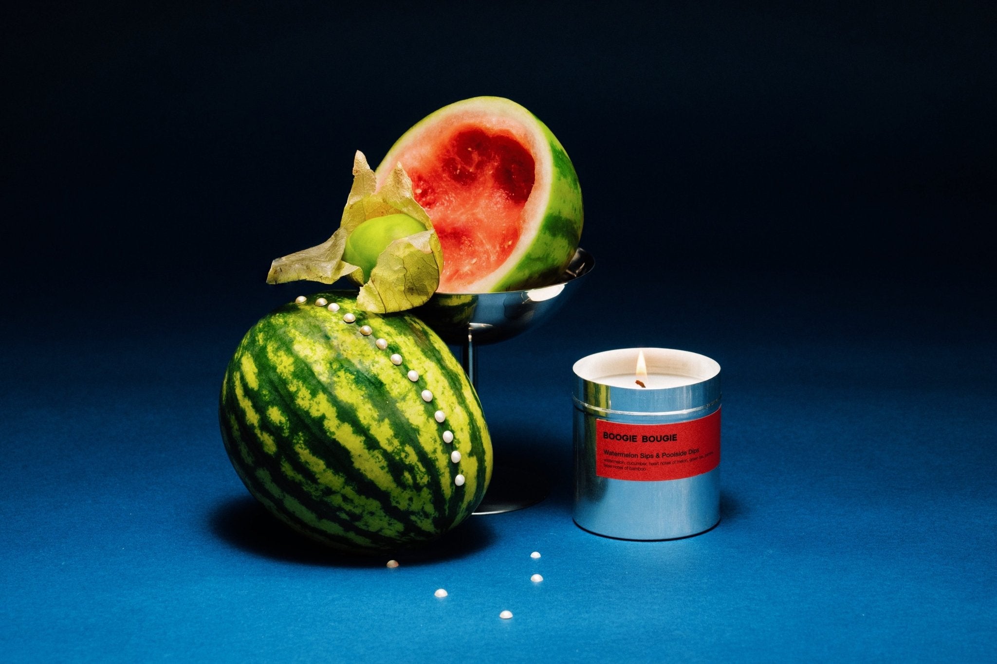 Boogie Bougie Duftkerze POOLSIDE DIPS & WATERMELON SIPS | Ø7,5x8cm 250g - Sir Henrys