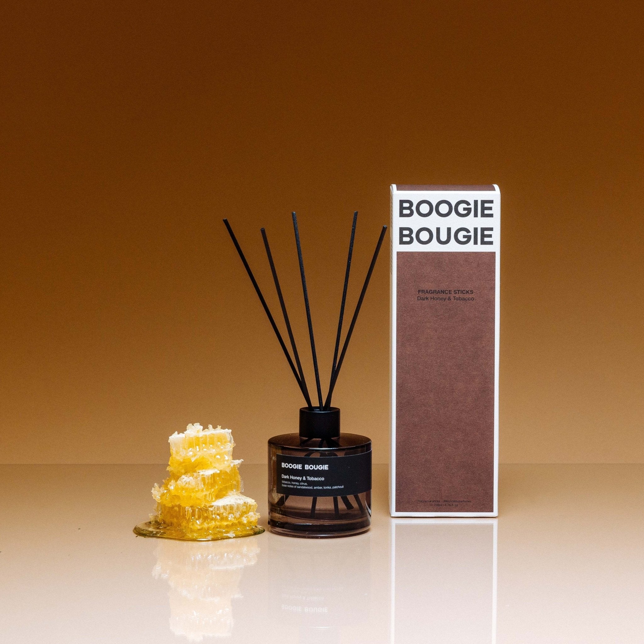 Boogie Bougie Duftstäbchen DARK HONEY & TOBACCO | Ø8x25cm 200ml - Sir Henrys