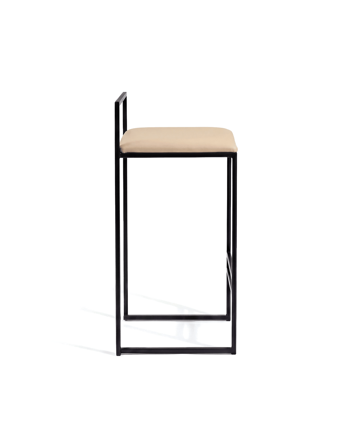 by Crea® Barhocker FREJA Schwarzer Rahmen Latte Lederkissen - Sir Henrys