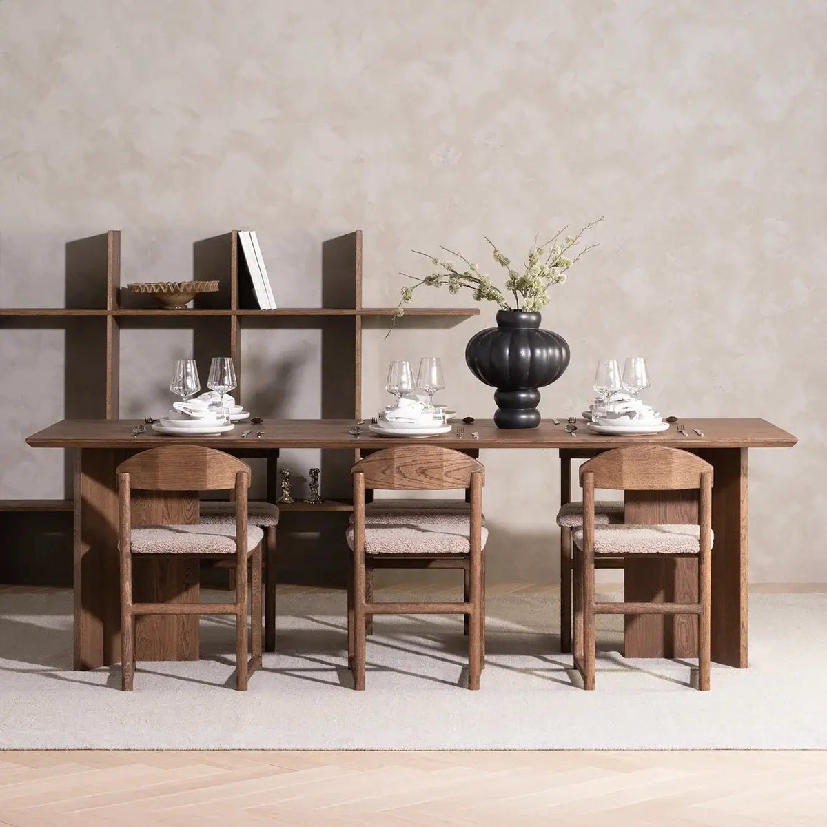 by Crea® Esszimmerstuhl KARIN Dunkle Eiche Bouclé Greige - Sir Henrys