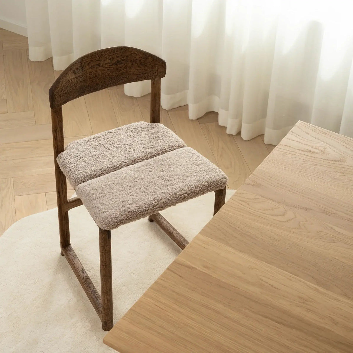 by Crea® Esszimmerstuhl KARIN Dunkle Eiche Bouclé Greige - Sir Henrys