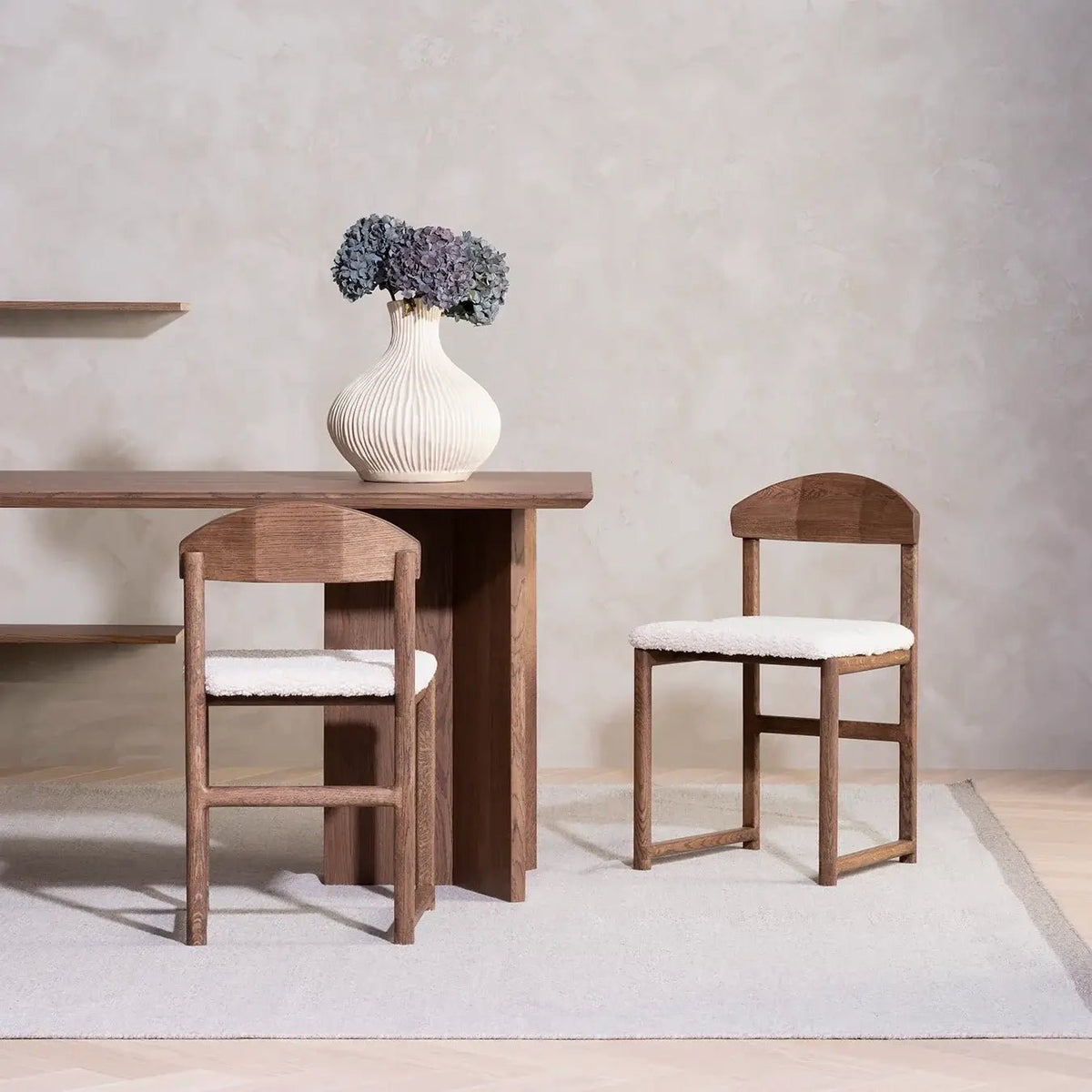 by Crea® Esszimmerstuhl KARIN Dunkle Eiche Bouclé Ivory - Sir Henrys