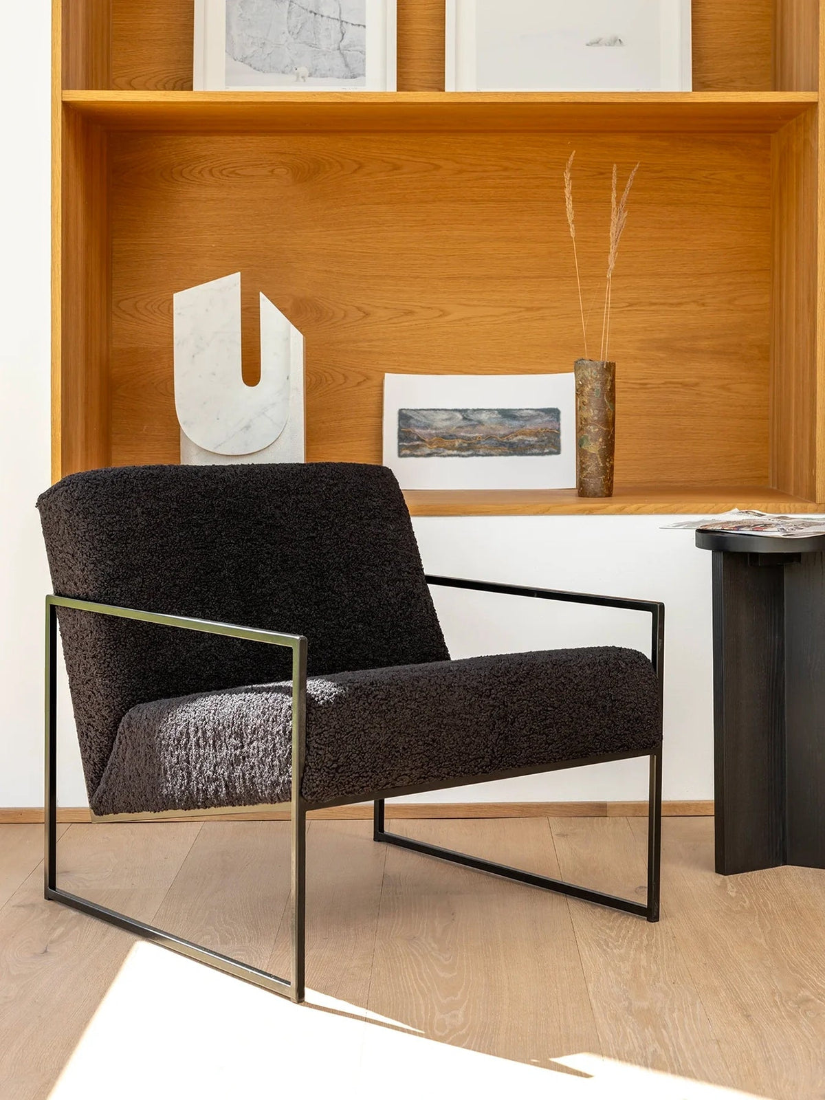 by Crea® Sessel KENT Schwarzer Rahmen Schwarzes Bouclé-Kissen - Sir Henrys