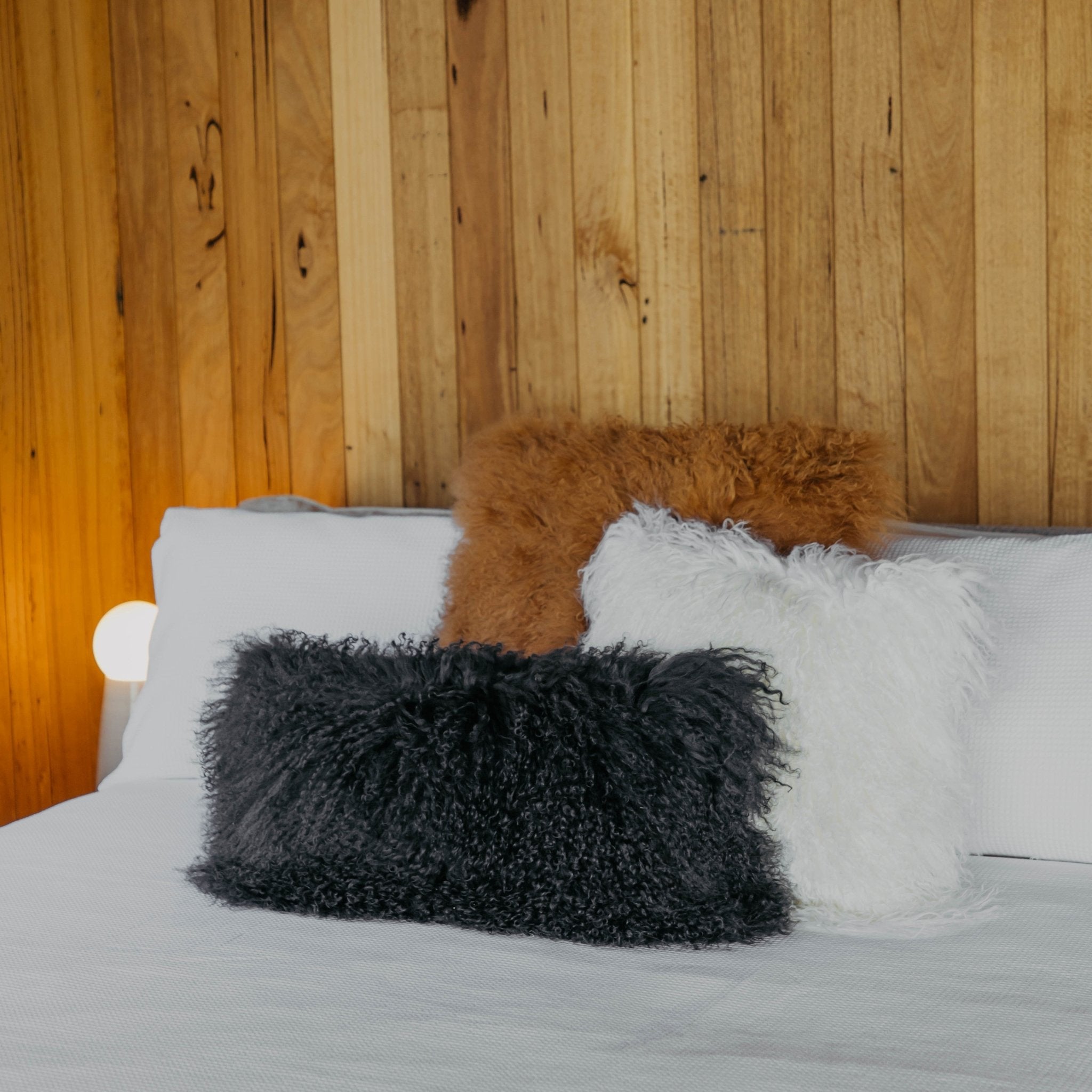 Fibre by Auskin Kissen Tibetlammfell Langhaar CHARCOAL braunschwarz | 28x56cm - Sir Henrys