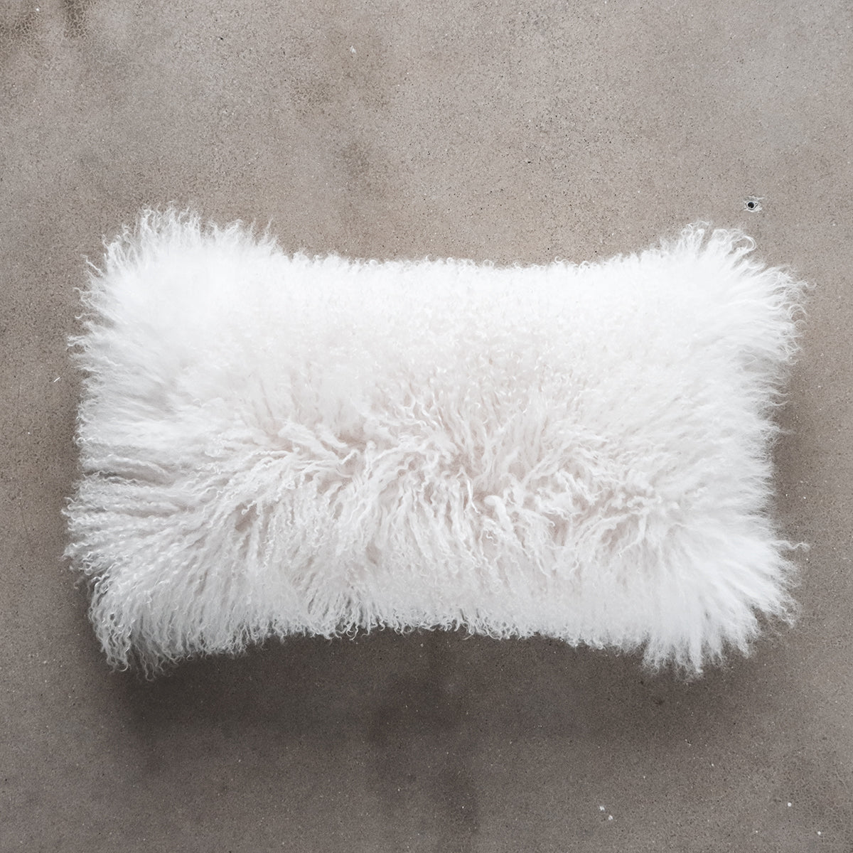 Fibre by Auskin Kissen Tibetlammfell Langhaar IVORY cremeweiß 28x56cm - Sir Henrys
